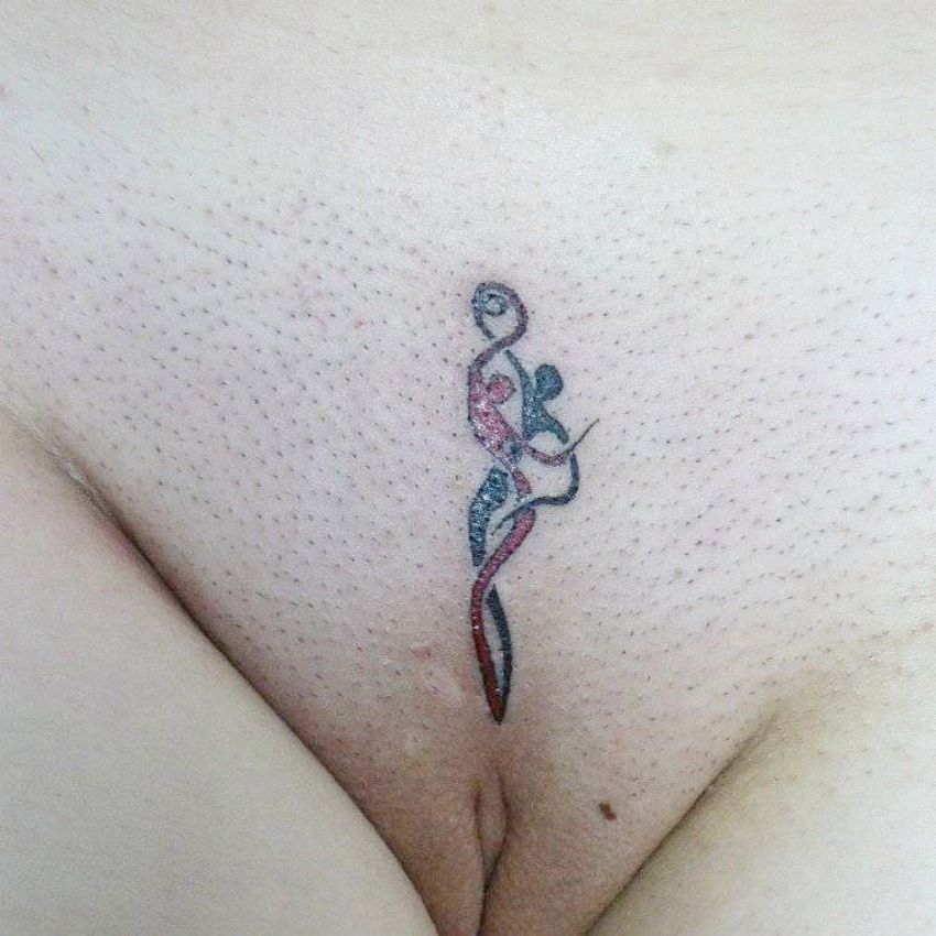 красный и черный силуэты над клитором девушки, фото тату бикини