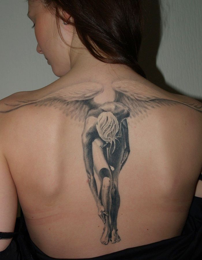 нагнувшийся грудастый ангел - тату на спине девушки, женское тату 