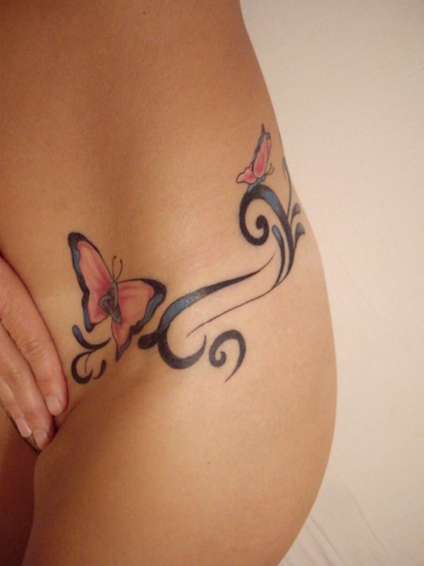 орнамент с бабочками - тату на животе и боку обнаженной девушки, женское тату 