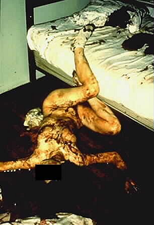 труп изнасилованной девушки на полу возле кровати, порно фото изнасилования