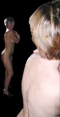 женщина у зеркала ласково ощупывает свое тело