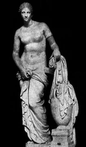Греческая красота, скульптура обнаженной девушки