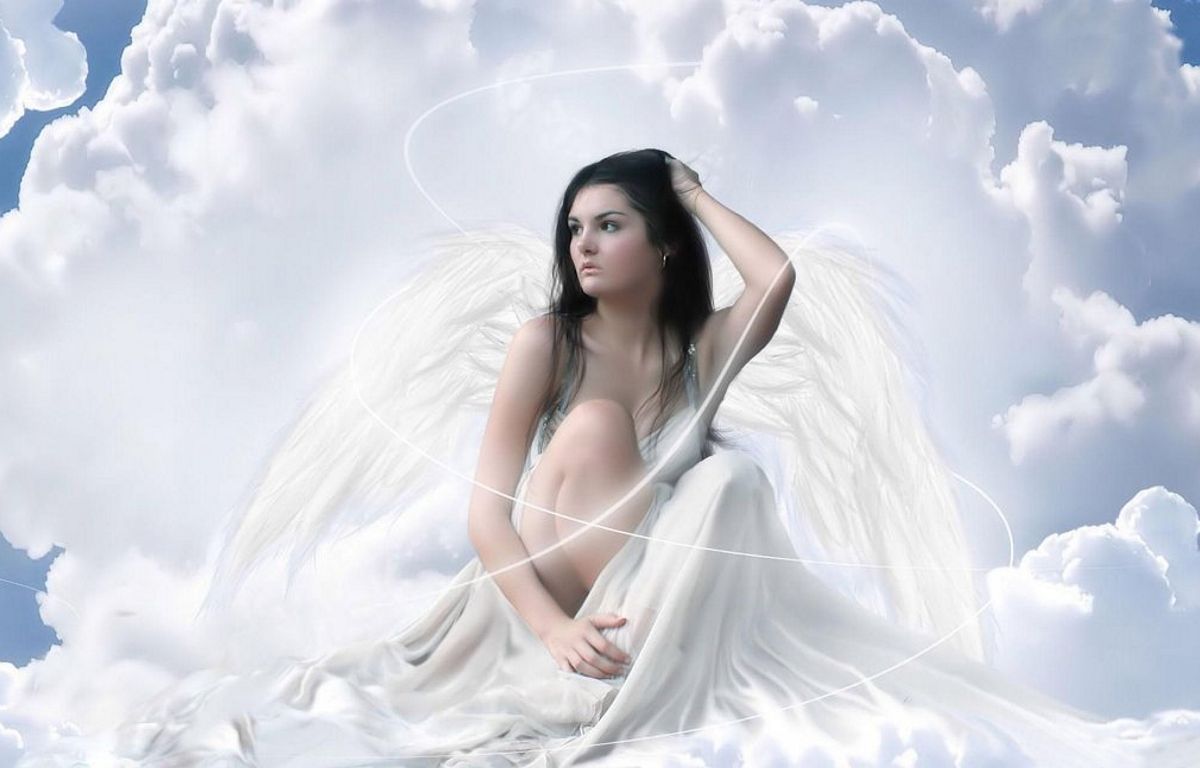 толстая брюнетка с ангельскими крыльями сидит в облаках