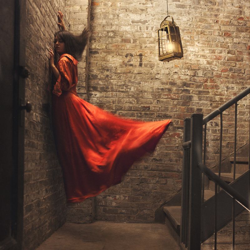 левитирующая ведьма в красном платье