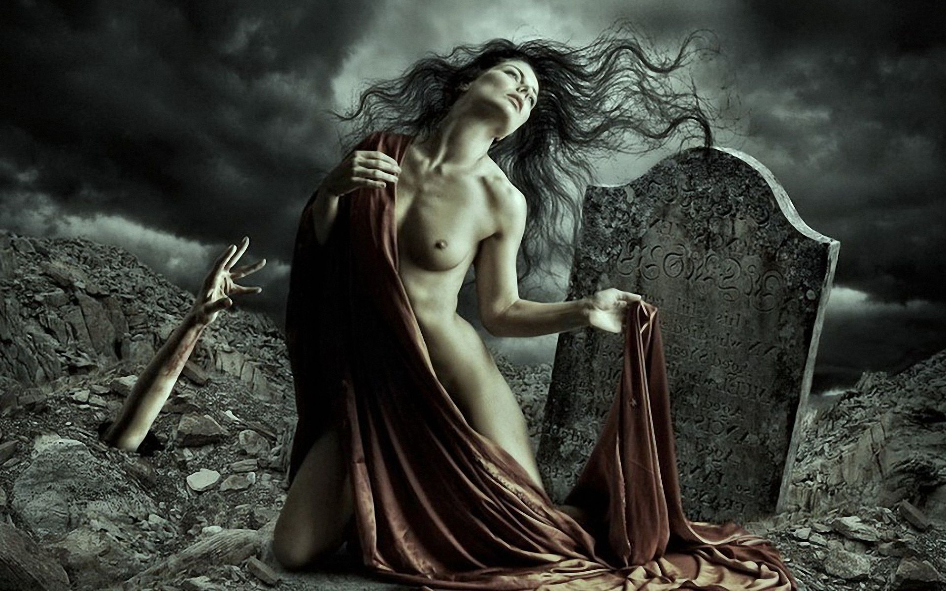 голая женщина на могиле вылезающего зомби