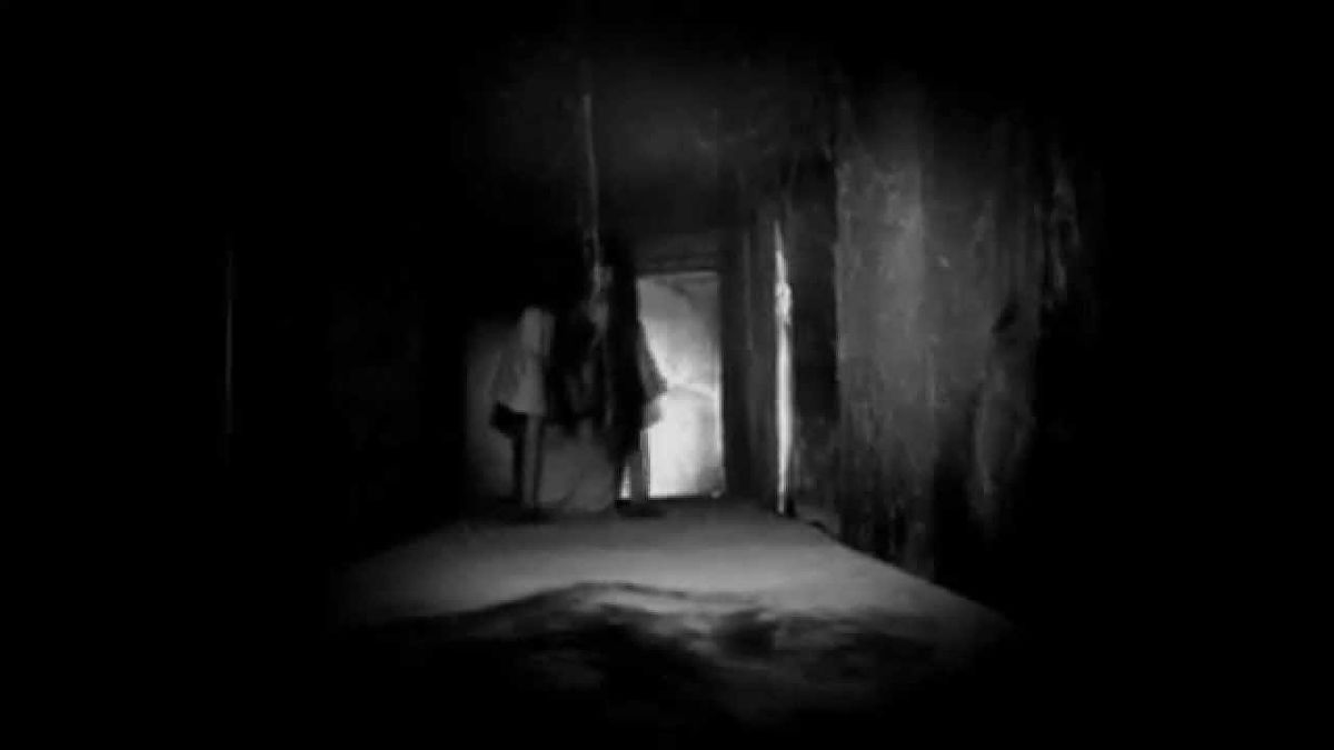 фото с призраком бывшей жены стоящей в ногах кровати, мистическая картинка
