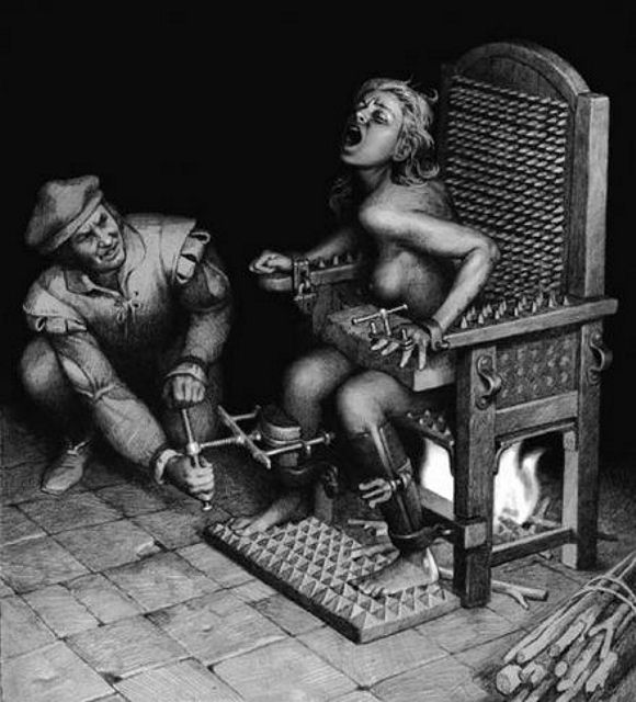 средневековые пытки голой ведьмы на специальном кресле