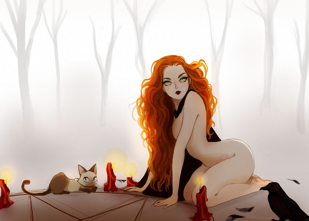 голая рыжая ведьма на коленях у магического круга во время ритуала в туманном лесу