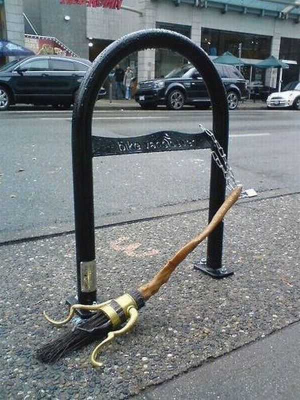 метла ведьмы на парковке пристегнута цепью для велосипедов