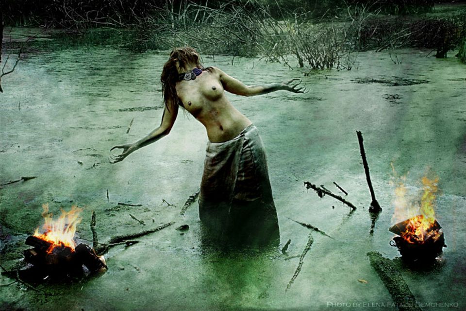 колдовской ритуал водяной ведьмы между горящих на воде костров
