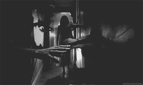 женщина в коридоре с тянущимися к ней руками из стен