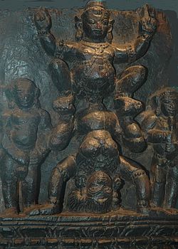 перевернутая поза камасутры показана в скульптуре на стене индийского храма