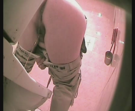 кадр из видео со скрытой камеры подглядывания в туалете, подглядывание