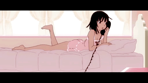 голенькая девушка аниме лежа в кровати разговаривает по телефону болтая ножкой. мультфильмы и аниме гиф, gif картинка 