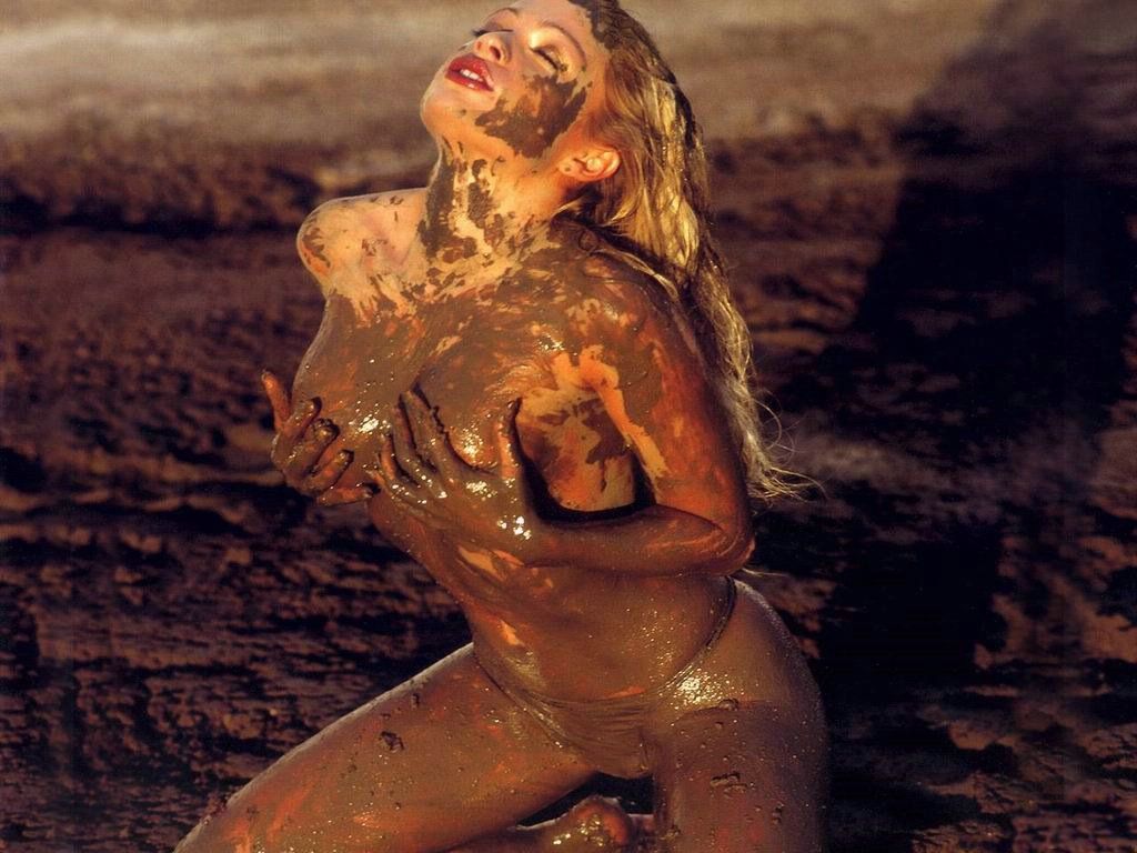 голая женщина в грязи , фон эротика