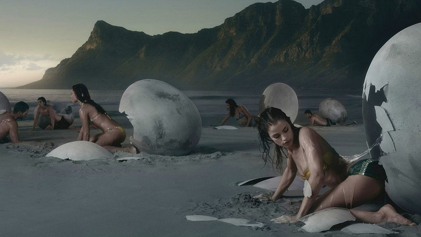девушки вылупляющиеся из огромных яиц на пляже  , обои разные девушки