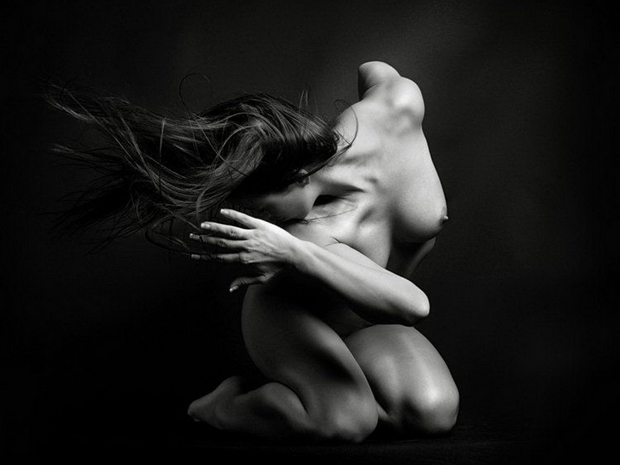 смущение. черно-белое художественное фото обнаженной девушки в странной позе