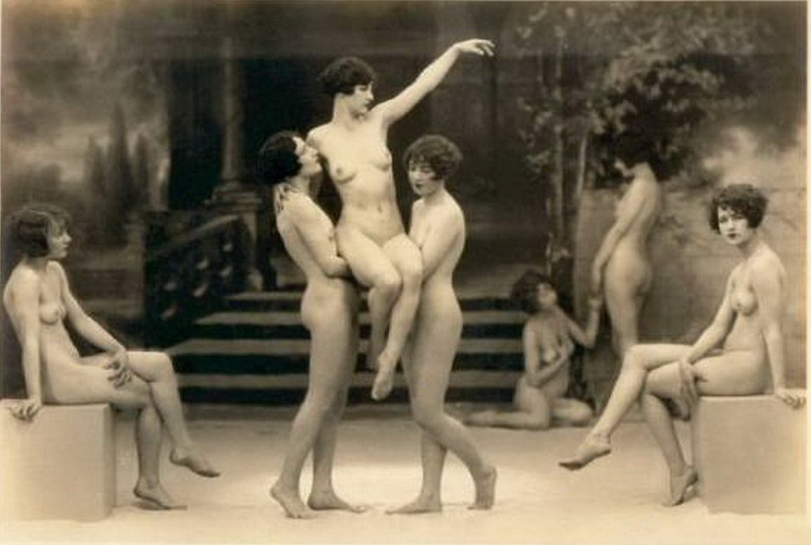 Эротические ретро обои для рабочего стола. голые девушки в древнем цирке