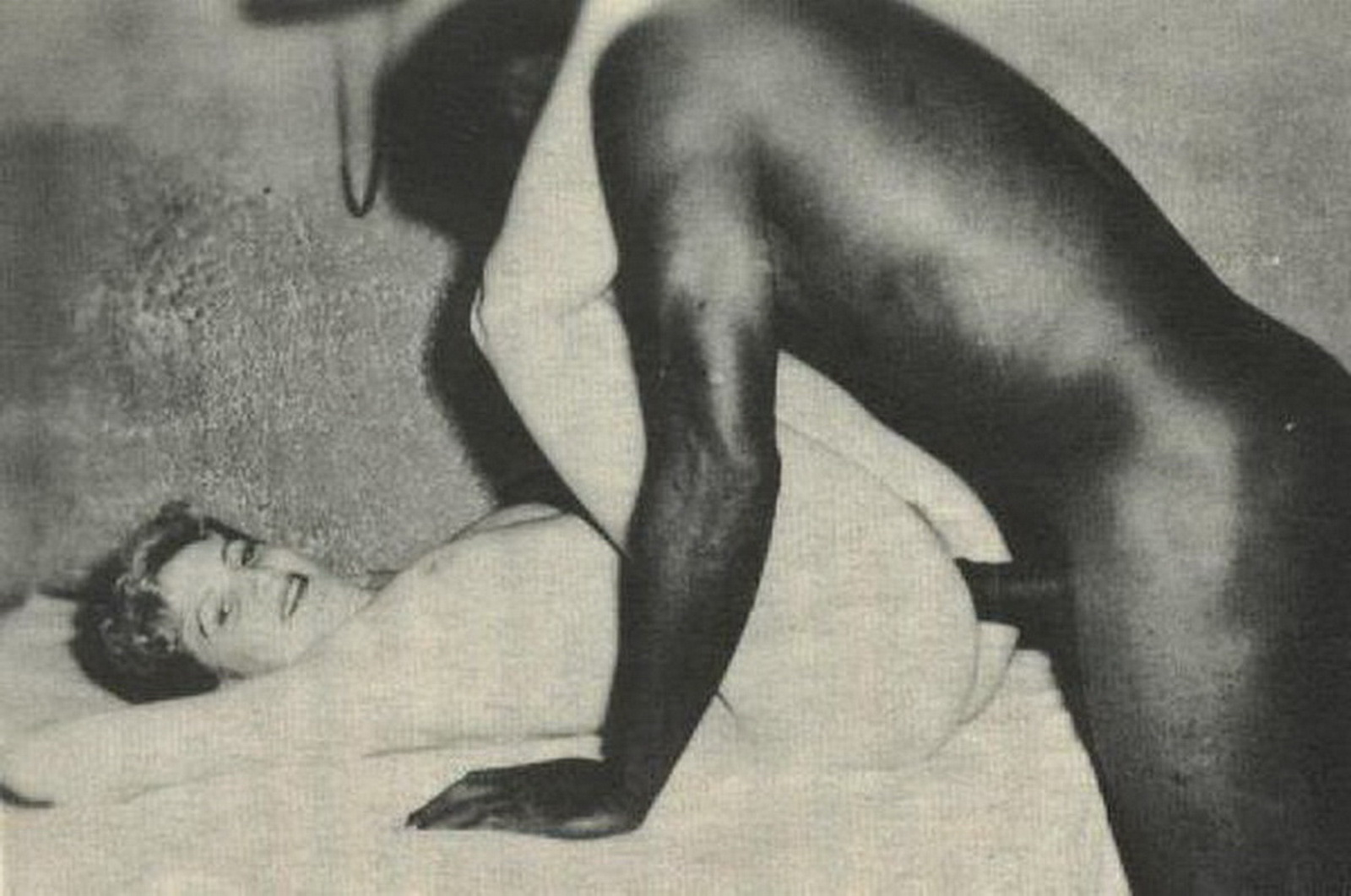 Эротические ретро обои для рабочего стола. фото 60-х с сексом негра с белой женщиной