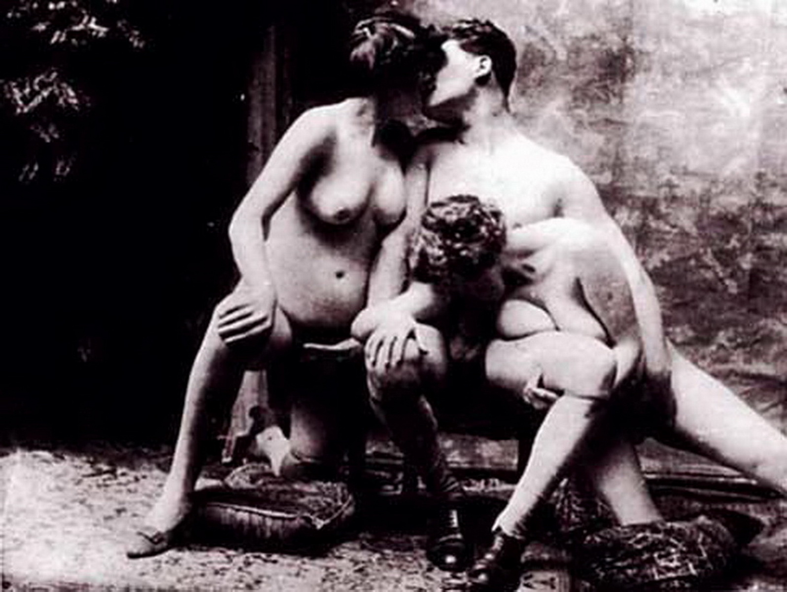 Эротические ретро обои для рабочего стола.  старинное фото с сексом двух пышных красоток и парня