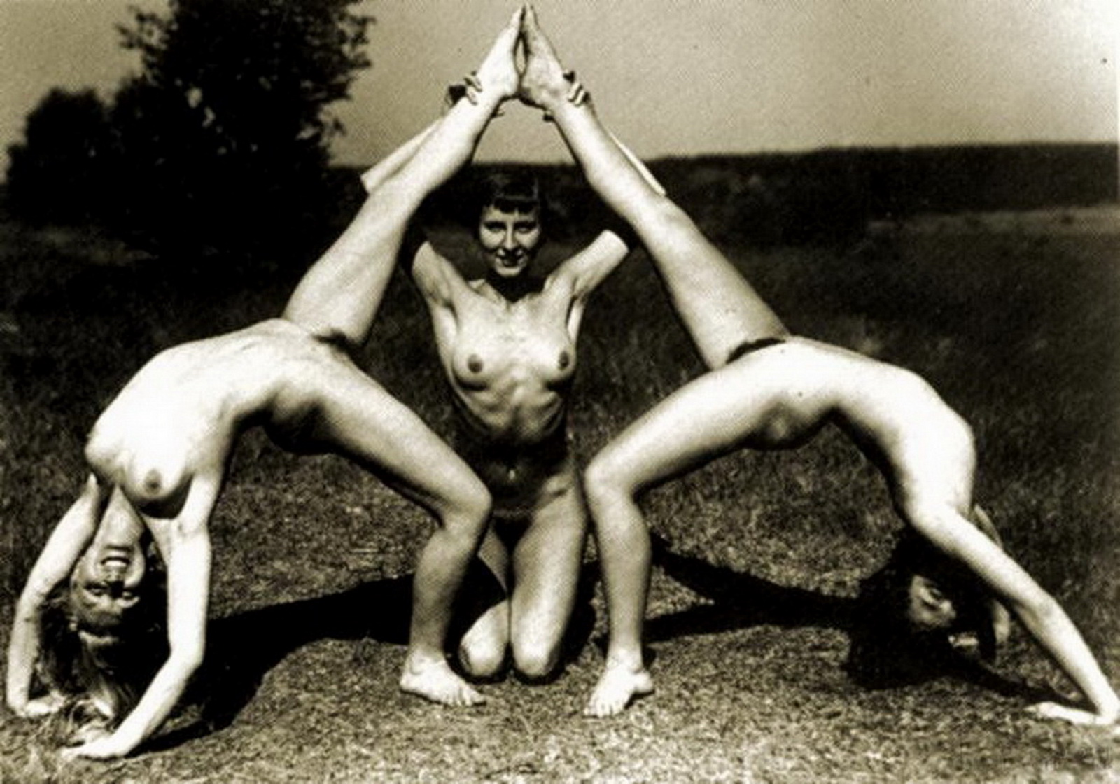 Эротические ретро обои для рабочего стола.  три голых гимнастки изображают пирамиду