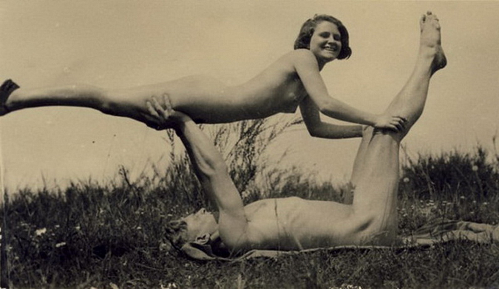 Эротические ретро обои для рабочего стола. голая девушка делает ласточку на руках лежащего мужчины