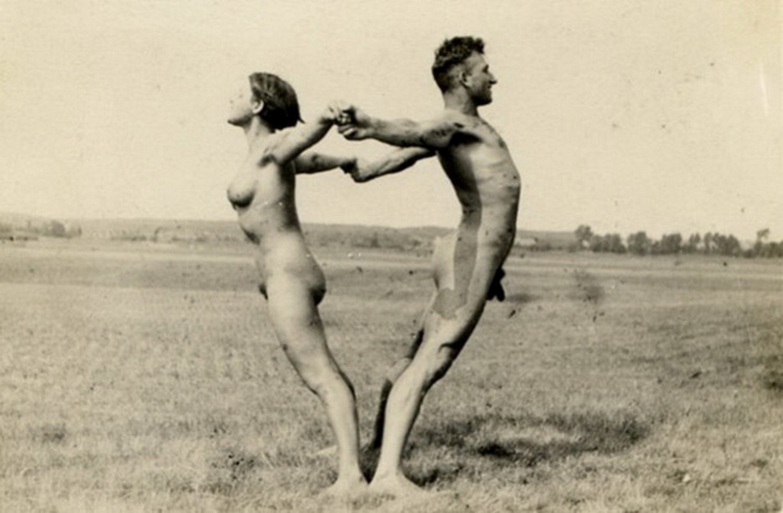 Эротические ретро обои для рабочего стола.  голые мужчина и женщина изображают сердечко на лугу