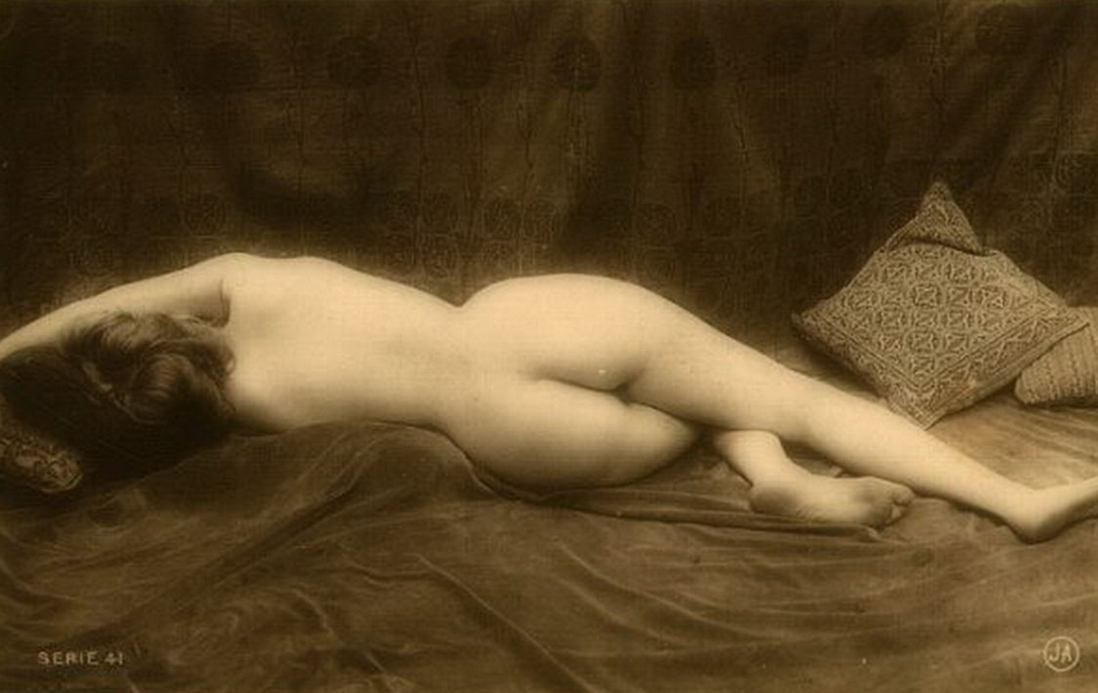 голая девушка лежащая на боку