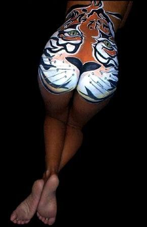 голова тигра на женских ягодицах.   фото бодиарта, body art