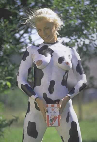 корова с молоком.  фото бодиарта