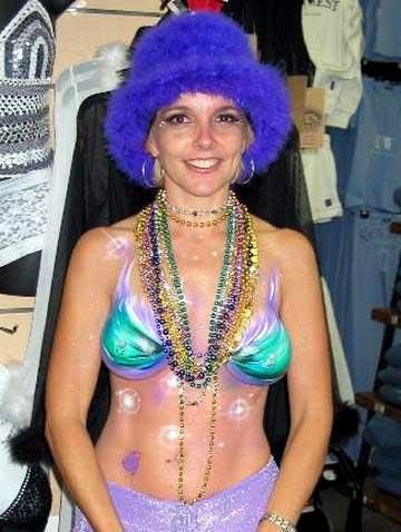 синяя шапочка. фото  женского бодиарта, body art