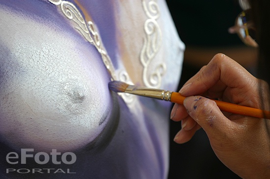 раскрашивание женской груди.   фото бодиарта девушки