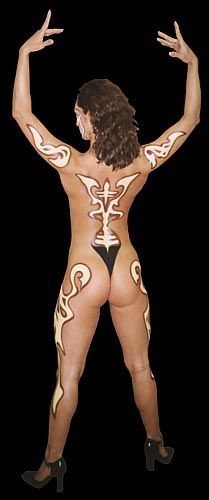 индейский орнамент на голой женщине. бодиарт, рисунок на теле девушки