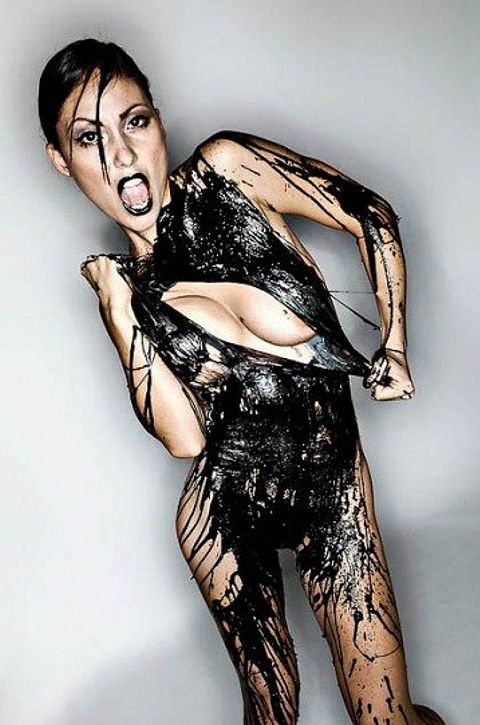 Девушка срывающая черное трико с голого тела, бодиарт, рисунок на теле, фото бодиарта