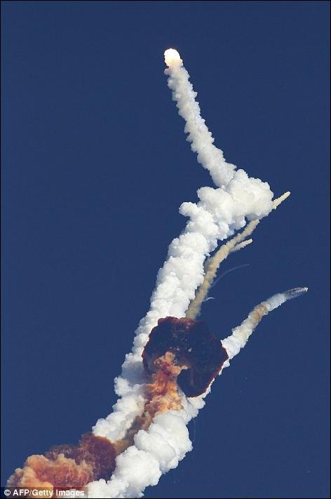 профессиональное фото взрыва космической ракеты, взрыв ракеты, бизнес картинка