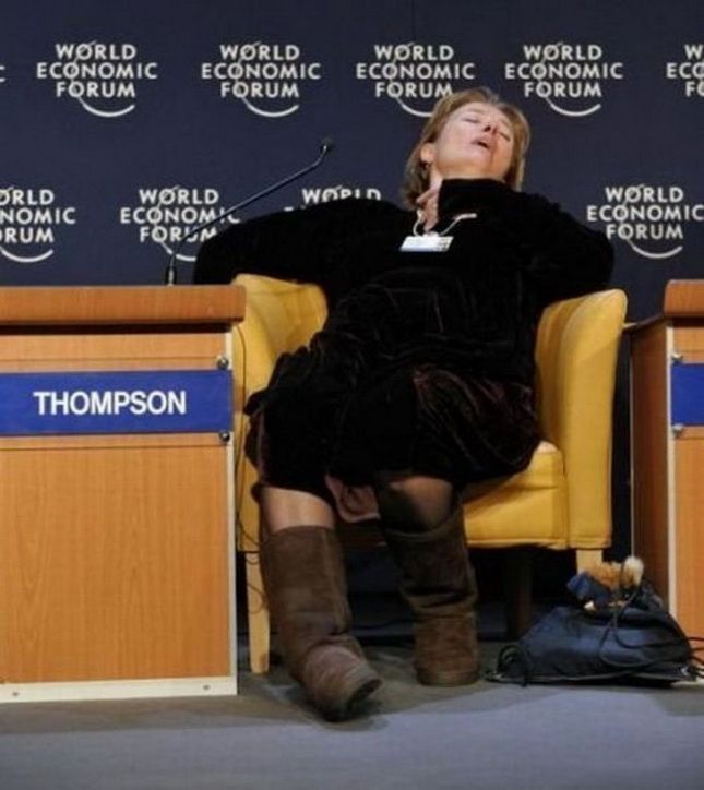  спящая на заседании участница мирового финансового форума, бизнес картинка