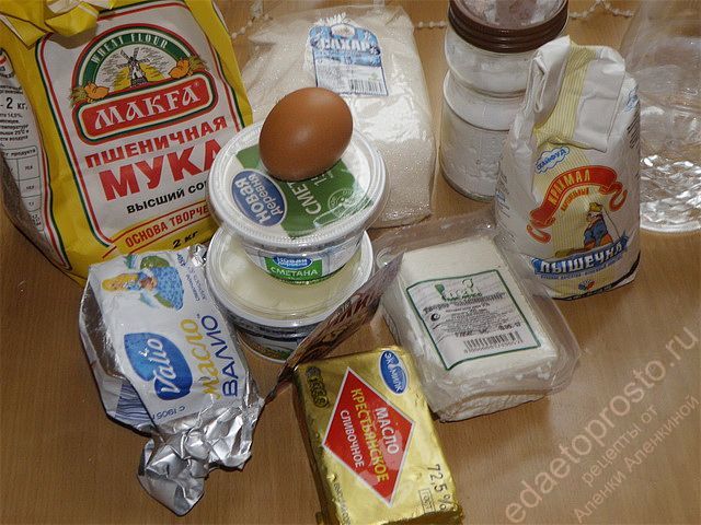 Набор исходных продуктов для приготовления пирога с творогом