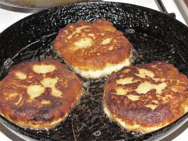 Сырники с яблоками на сковороде фото. Аналогично обжарить сырники со второй стороны