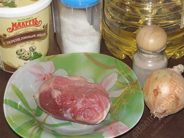 фото исходного набора продуктов для приготовления мяса в духовке из свинины