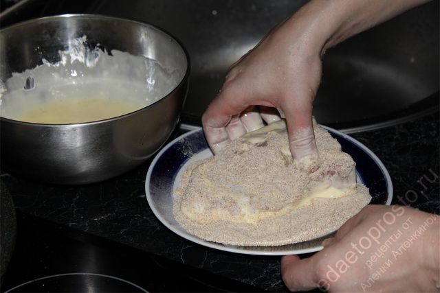 обмакиваем мясо с другой стороны