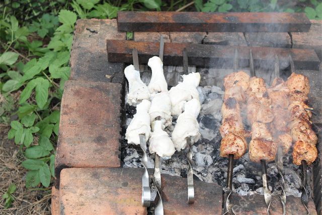 довольно красочно на мангале выглядит рядом с куриным шашлыком шашлык из свинины