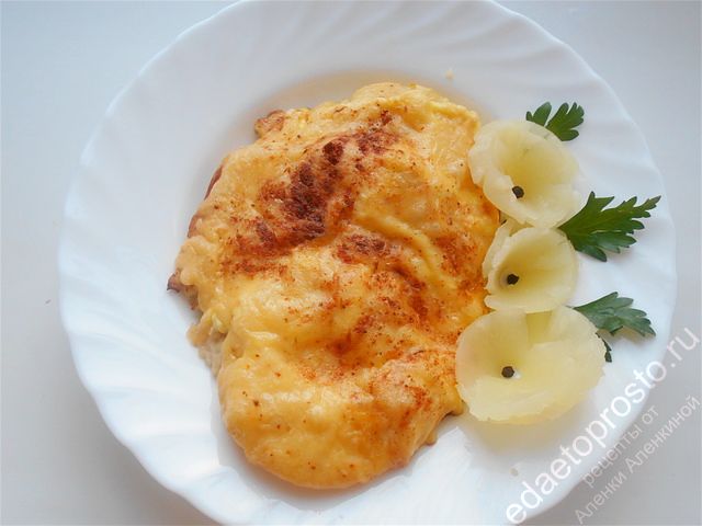 фото готовой куриной грудки с ананасами в духовке - сыр расплавился золотистой корочкой