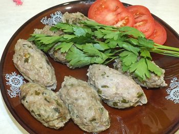 фото вкусных люля-кебаб в духовке на тарелке с гарниром