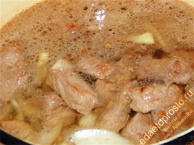 воду с мукой заливаем в кастрюлю к мясу