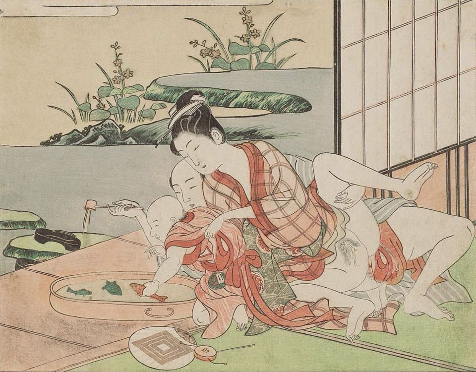 илююстрация к соннику по фен-шуй - китайская гравюра с играющим с рыбками ребенком в кругу семьи