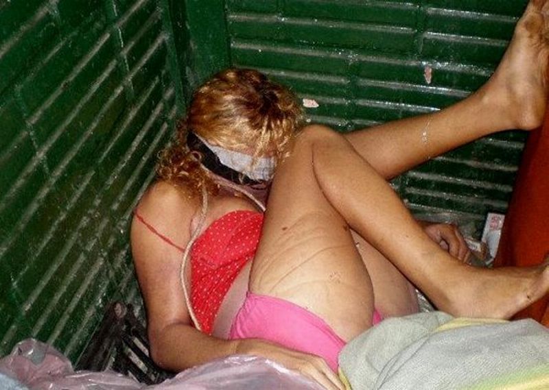 труп изнасилованной девушки найден в мусорном баке