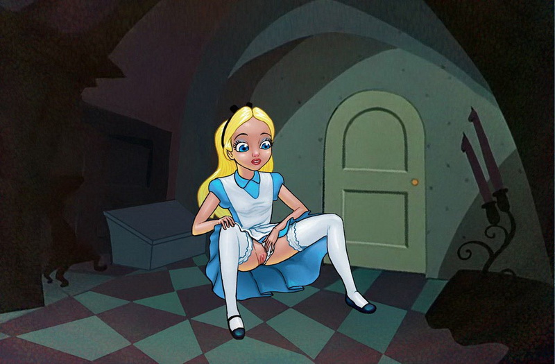 Алиса мастурбирует задрав юбку