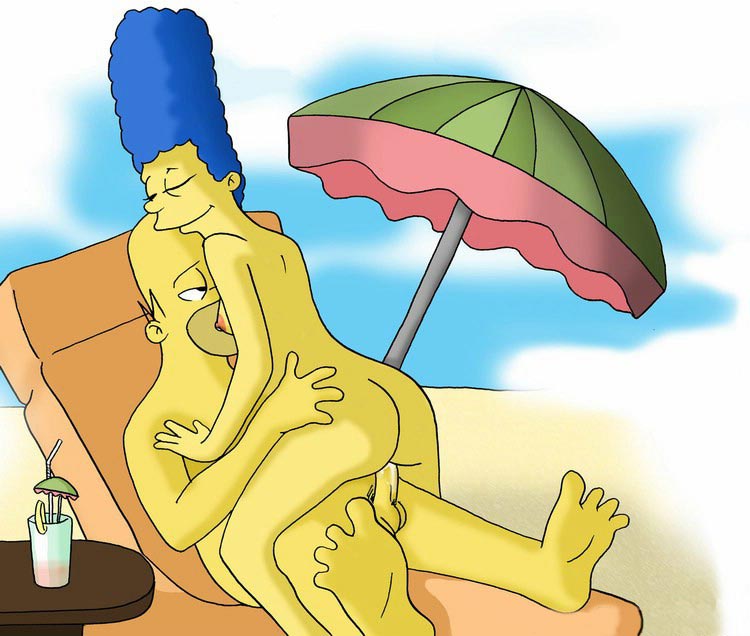 жена Гомера Симпсона залезла на его член в позе наездницы на городском пляже