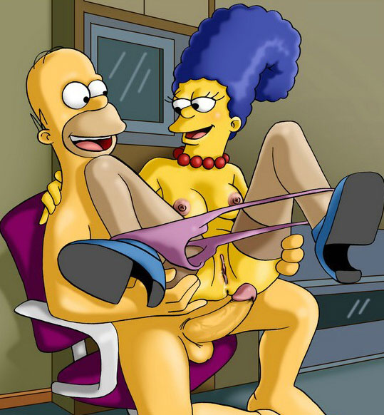 Гомер снимает трусы со своей жены держа ее на коленях
