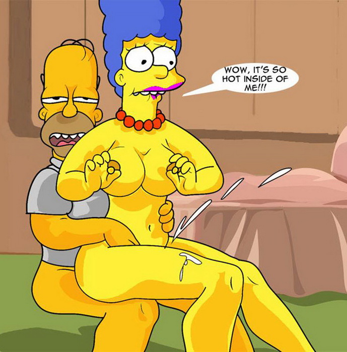 Гомер Симпсон кончает в попу своей жены сидящей у него на коленях 